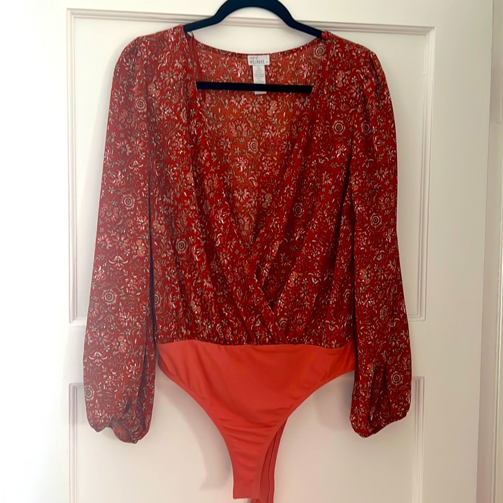 Rust small floral print body suit.